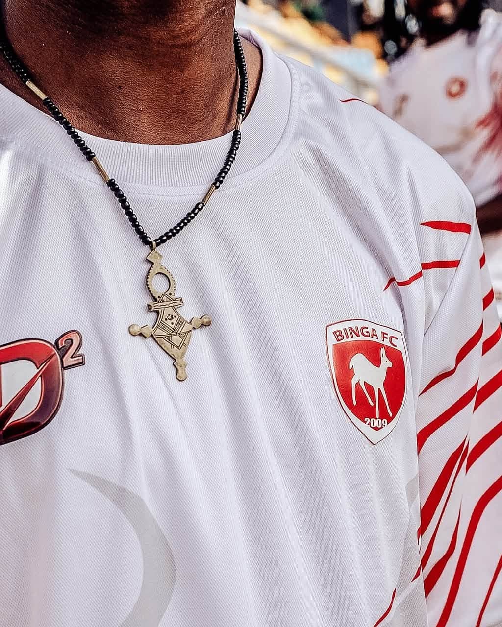 Gros plan sur l'impression rouge d'un maillot blanc BINGA FC